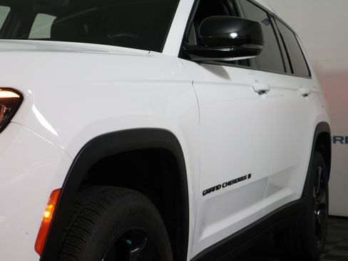 Used 2023 Jeep Grand Cherokee L Laredo image 12