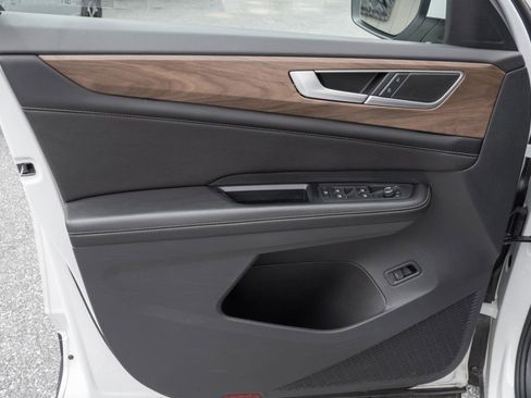 Used 2024 Volkswagen Atlas SE image 12