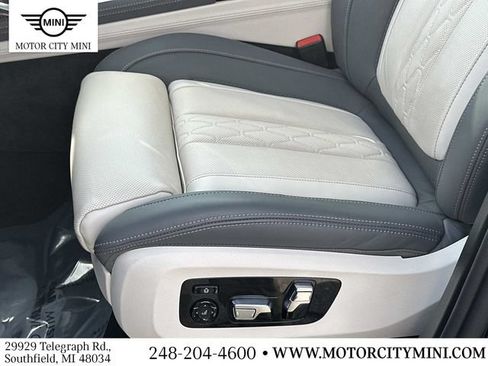 Used 2025 BMW X7 M60i AWD/4WD image 23