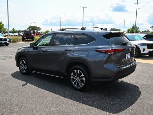 Used 2024 Toyota Highlander XLE AWD/4WD image 5