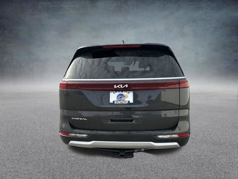 Used 2024 Kia Carnival EX image 4