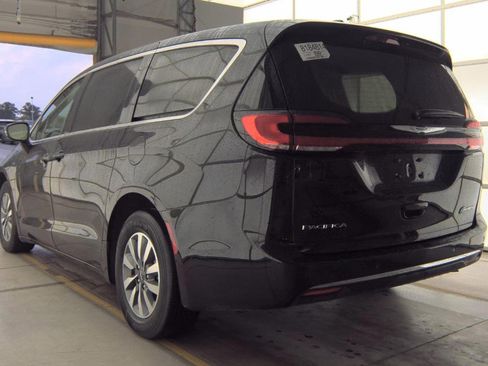 Used 2024 Chrysler Pacifica Limited FWD image 6