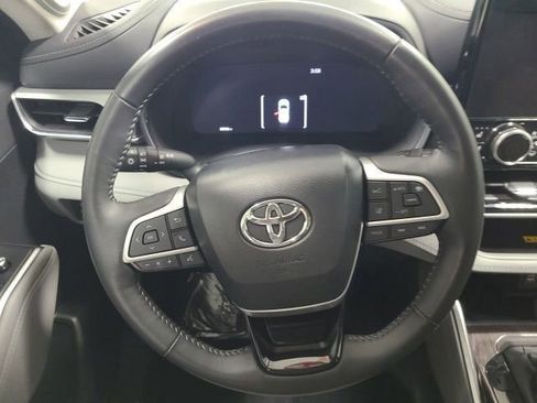 Certified 2024 Toyota Highlander Platinum FWD image 23