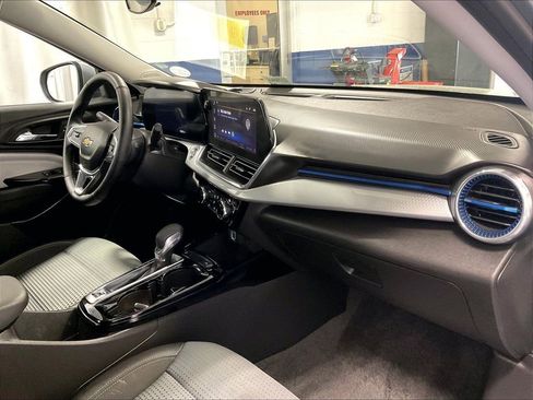 Used 2025 Chevrolet Trax LT w/ Driver Confidence Package FWD image 14