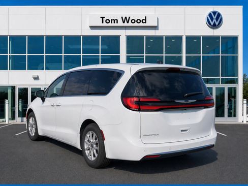 Used 2024 Chrysler Pacifica Touring-L FWD image 6