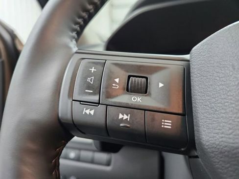 Used 2025 Nissan Rogue SV w/ SV Premium Package image 25