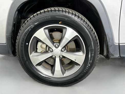 Used 2020 Jeep Cherokee Limited image 29