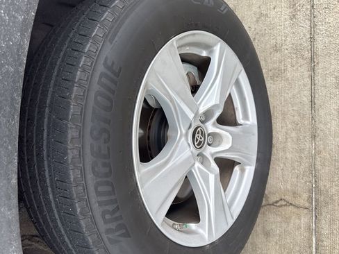 Used 2021 Toyota Highlander LE FWD image 9