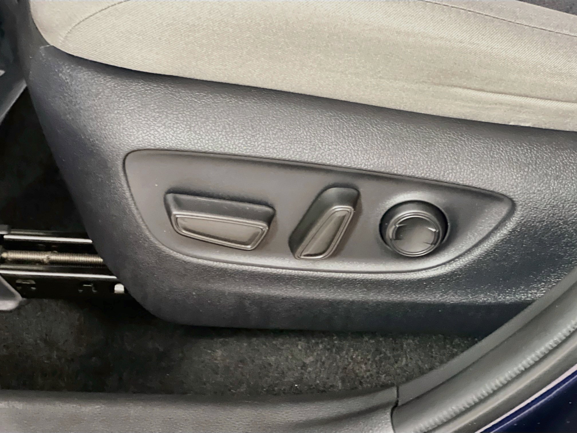 Used 2025 Toyota RAV4 XLE w/ Convenience Package FWD image 16