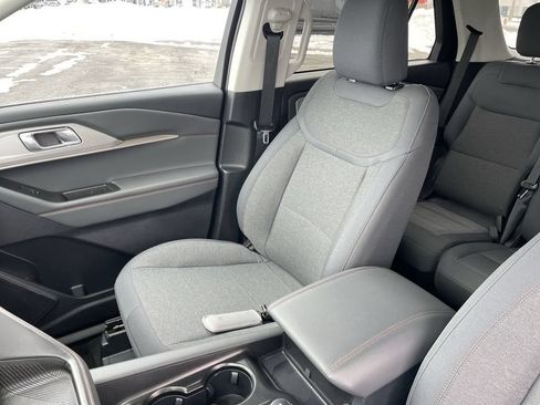 Used 2025 Ford Explorer Active AWD/4WD image 25