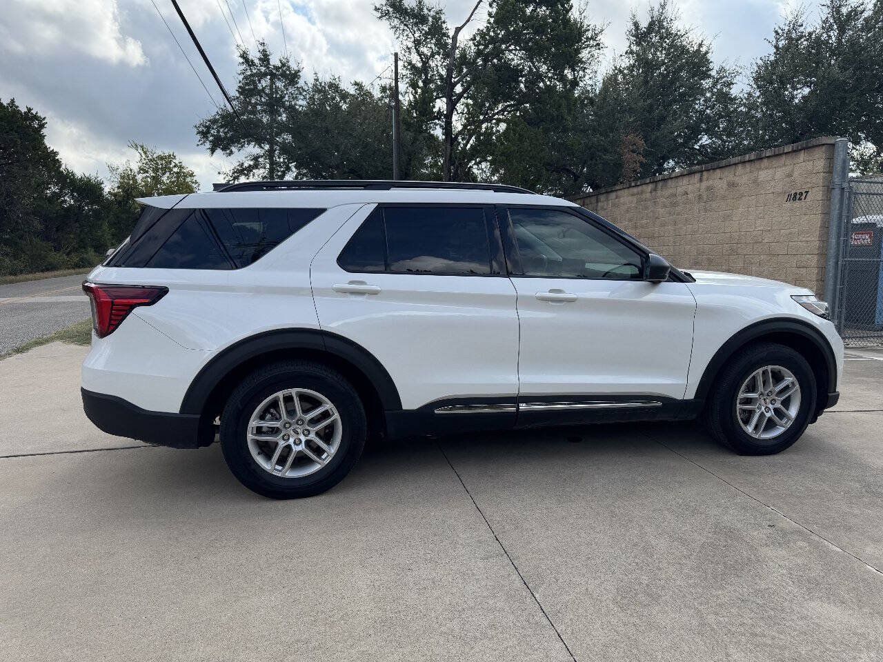 Used 2025 Ford Explorer Active RWD image 14