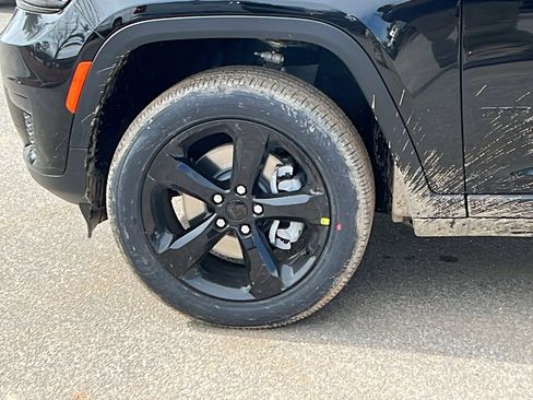 New 2025 Jeep Grand Cherokee L Laredo image 12