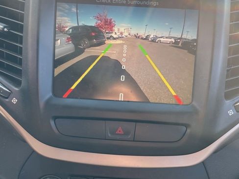 Used 2017 Jeep Cherokee Limited image 9