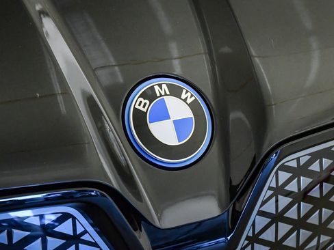 Used 2023 BMW iX xDrive50 w/ Sport Package AWD/4WD image 7