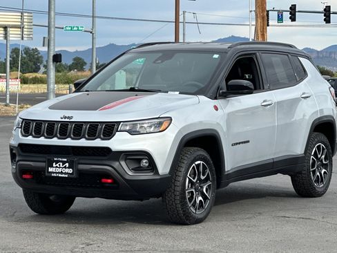 Used 2025 Jeep Compass Trailhawk w/ Trailer Tow Group AWD/4WD image 9