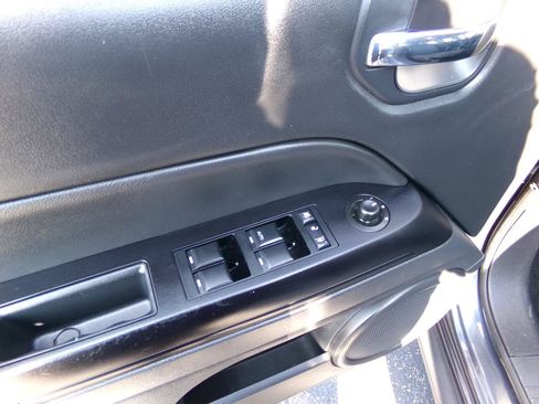 Used 2015 Jeep Patriot Latitude w/ All Weather Capability Group AWD/4WD image 10