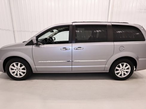 Used 2016 Chrysler Town & Country Touring w/ Driver Convenience Group FWD image 6