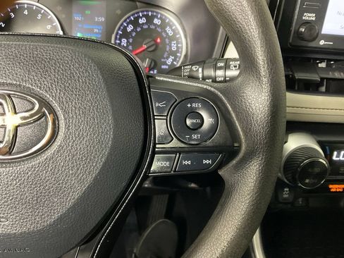 Used 2020 Toyota RAV4 XLE FWD image 25