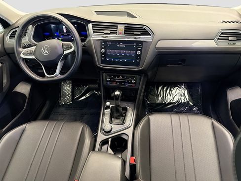 Used 2023 Volkswagen Tiguan SE w/ Panoramic Sunroof Package image 12
