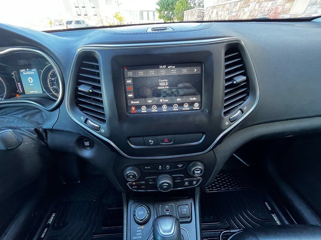 Used 2019 Jeep Cherokee Latitude Plus AWD/4WD image 20