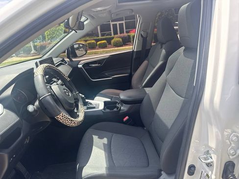 Used 2021 Toyota RAV4 XLE w/ Convenience Package FWD image 10