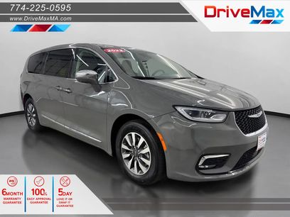 Used 2022 Chrysler Pacifica Limited w/ Uconnect Theater Family Group