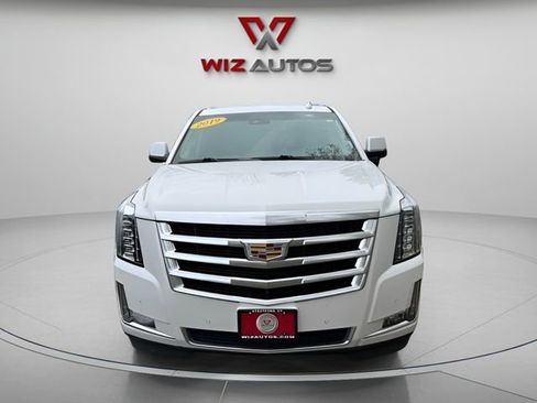Used 2019 Cadillac Escalade Luxury AWD/4WD image 8