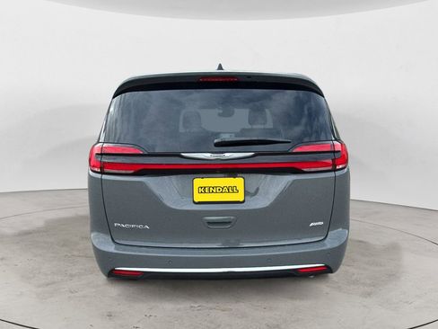 Used 2025 Chrysler Pacifica Select AWD/4WD image 4
