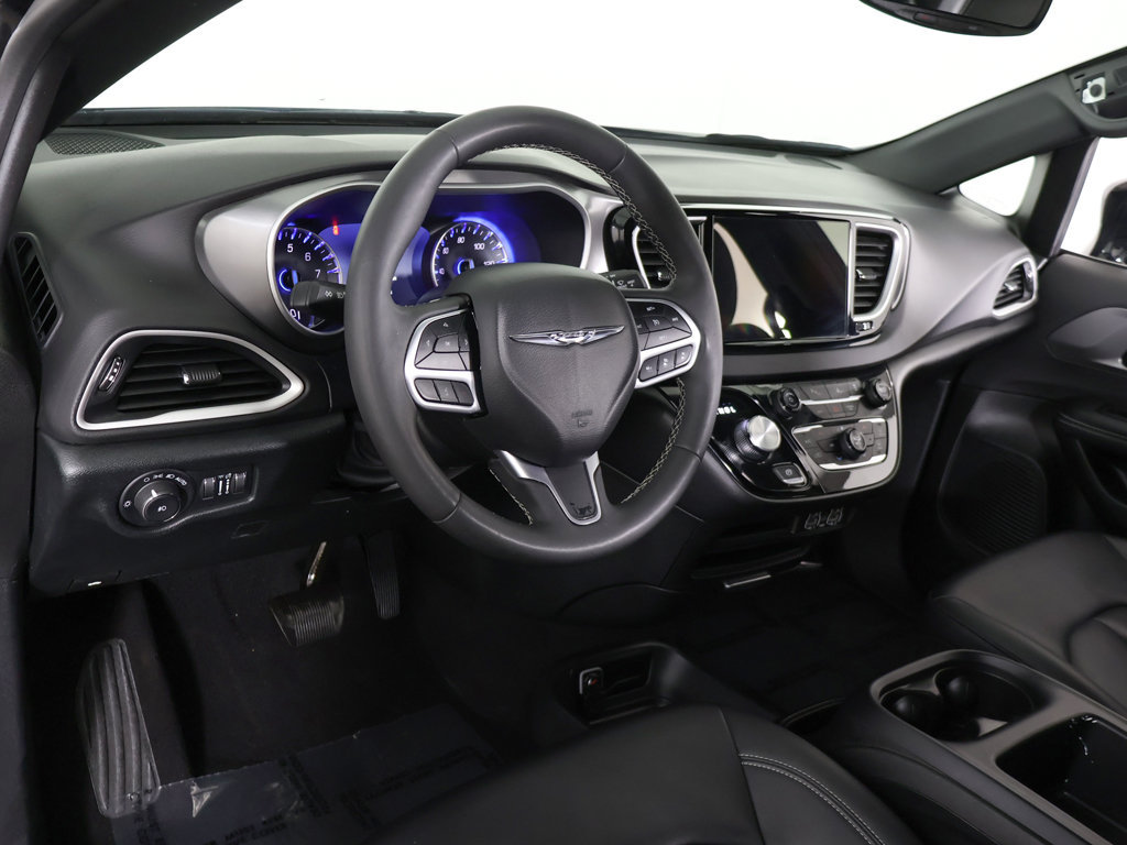 Used 2025 Chrysler Pacifica Select FWD image 27