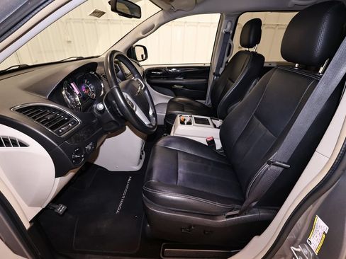 Used 2016 Chrysler Town & Country Touring w/ Driver Convenience Group FWD image 12