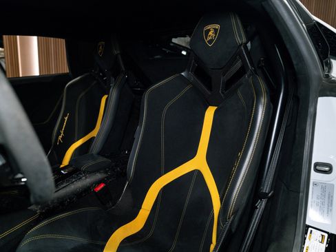 Used 2018 Lamborghini Huracan Performante AWD/4WD image 17