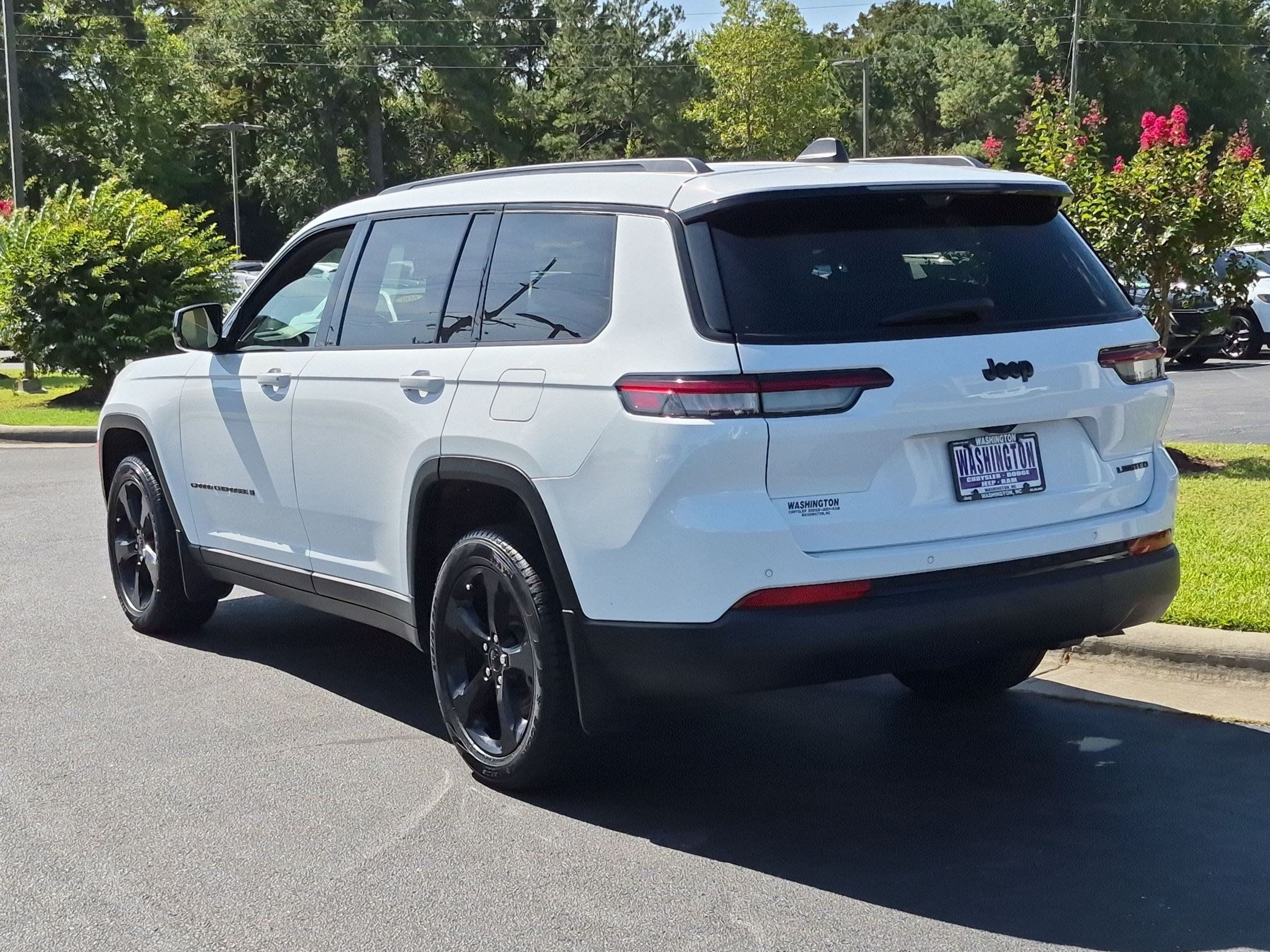 Used 2025 Jeep Grand Cherokee L Limited w/ Luxury Tech Group II RWD image 7