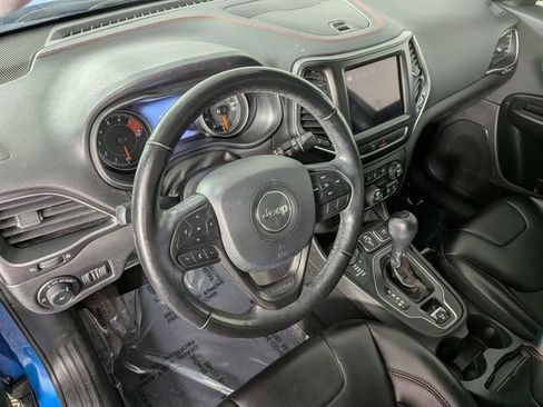 Used 2019 Jeep Cherokee Trailhawk w/ Cold Weather Group AWD/4WD image 12