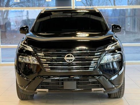 Used 2025 Nissan Rogue Platinum image 2