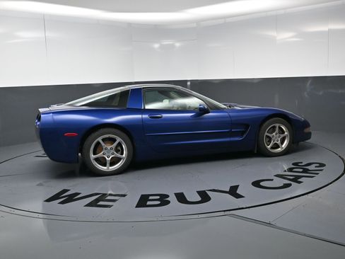 Used 2004 Chevrolet Corvette Coupe w/ Preferred Equipment Group RWD image 16