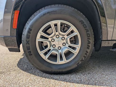 Used 2024 Jeep Wagoneer 4WD w/ Convenience Group I image 10