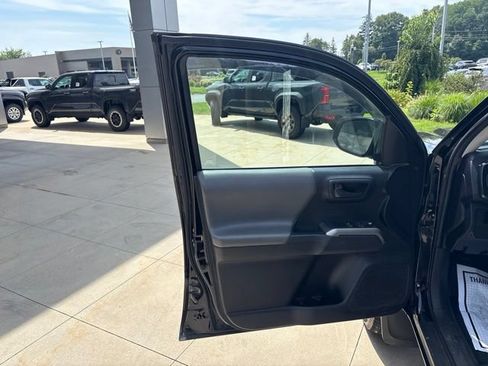 Used 2017 Toyota Tacoma SR5 w/ Tow Package AWD/4WD image 24