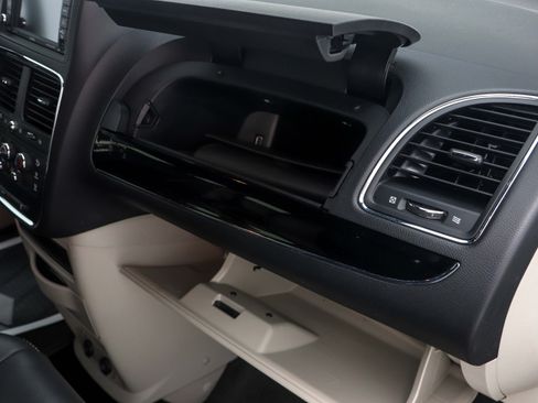 Used 2016 Dodge Grand Caravan SXT FWD image 21