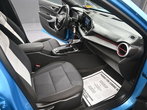 Used 2025 Chevrolet Trax RS w/ Sunroof Package FWD image 39