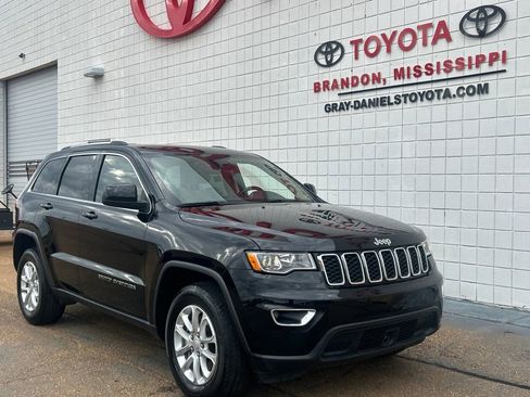 Used 2021 Jeep Grand Cherokee Laredo image 3