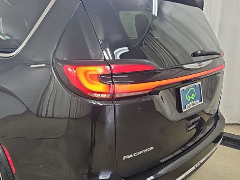 Used 2023 Chrysler Pacifica Touring-L FWD image 40