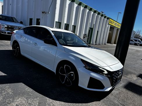 Used 2023 Nissan Altima 2.5 SR w/ SR Premium Package image 7