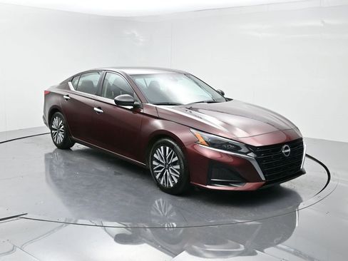 Used 2024 Nissan Altima 2.5 SV image 2