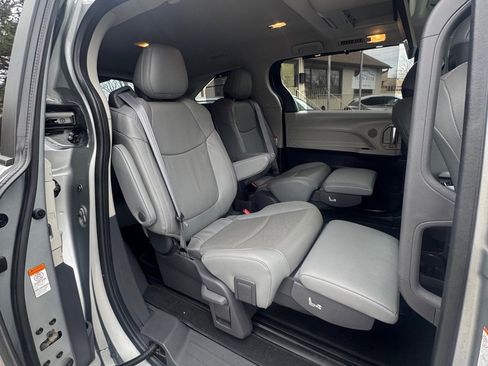 Used 2021 Toyota Sienna Limited image 15