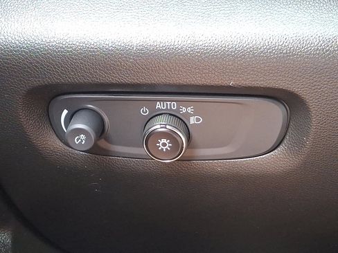 Used 2023 Chevrolet Traverse LT image 24