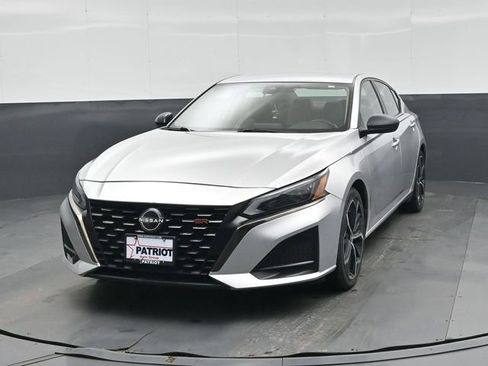 Used 2023 Nissan Altima 2.5 SR FWD image 8