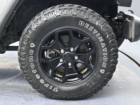 Used 2022 Jeep Gladiator Willys image 14