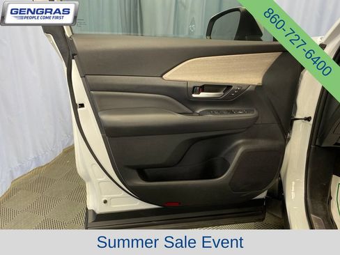 Used 2024 Toyota Grand Highlander AWD image 13