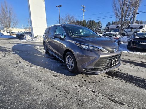 Certified 2024 Toyota Sienna LE image 10
