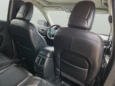 Used 2019 Jeep Cherokee Overland w/ Technology Group AWD/4WD image 11